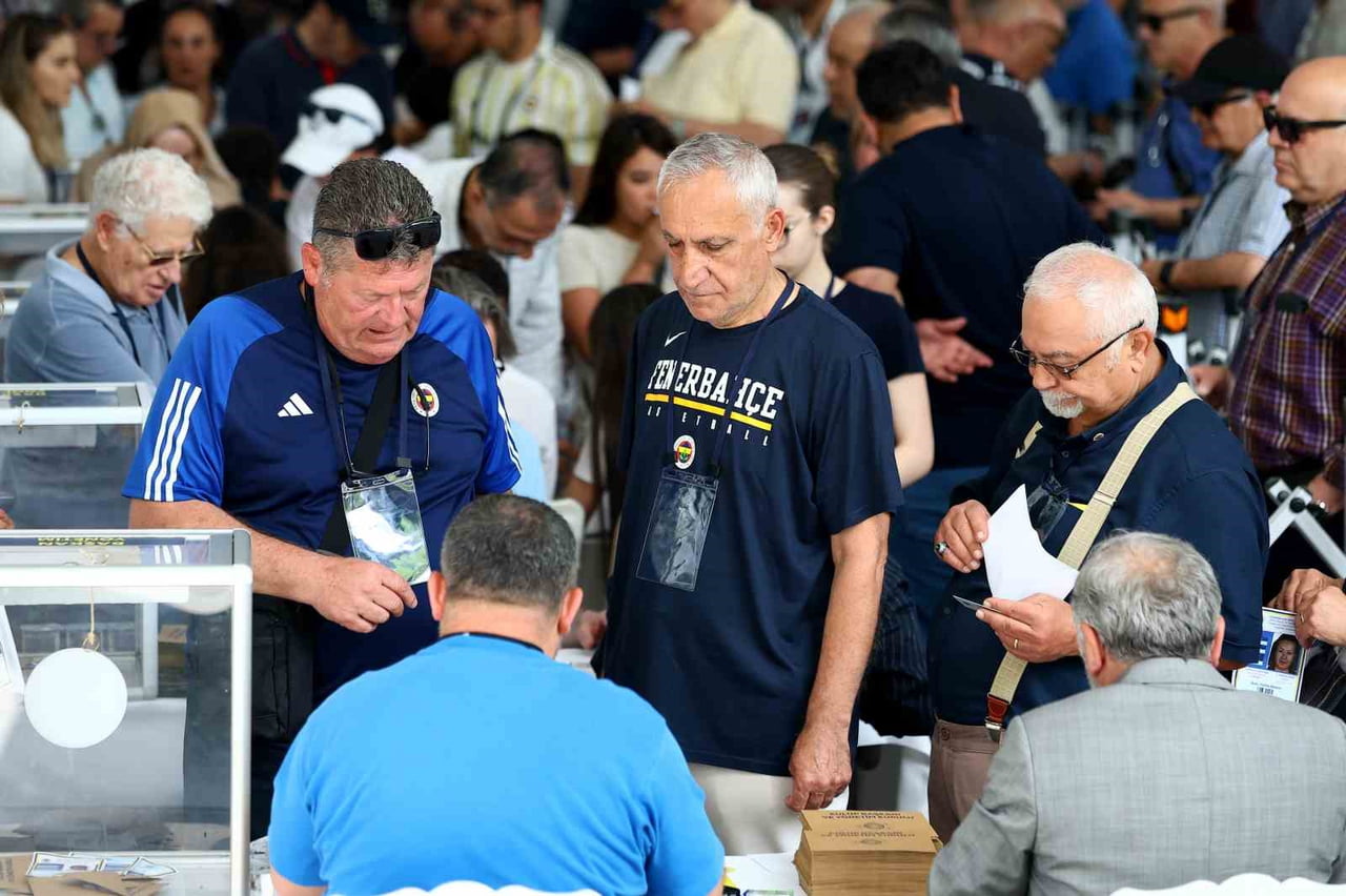 FENERBAHÇE OLAĞANÜSTÜ SEÇİMLİ GENEL KURUL TOPLANTISI'NIN İKİNCİ GÜNÜNDE OY KULLANMA İŞLEMİ...