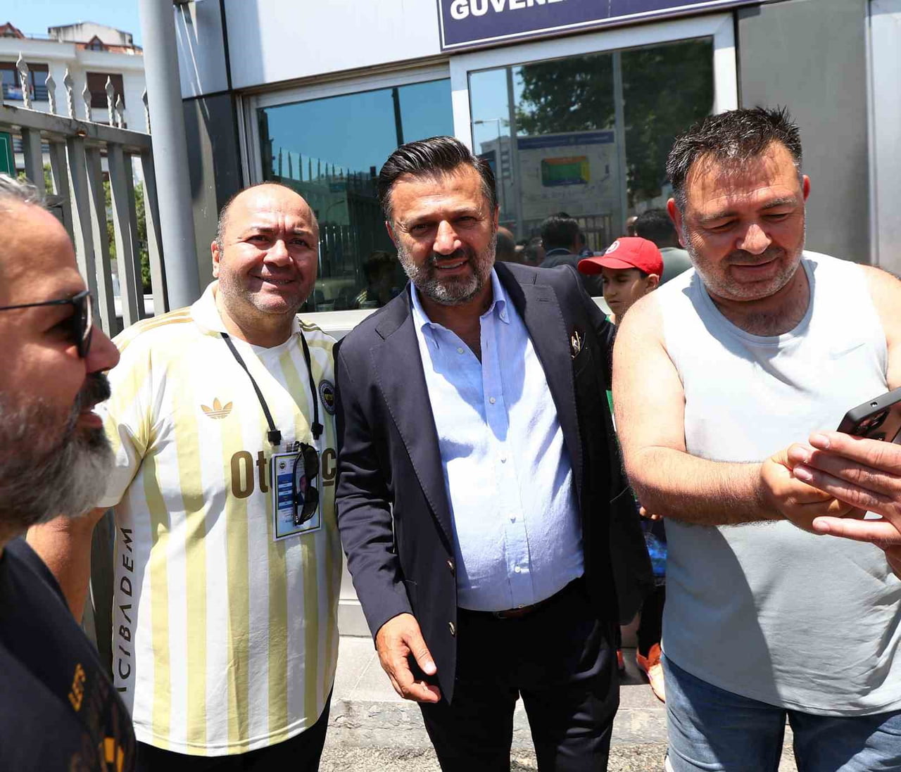 FENERBAHÇE OLAĞANÜSTÜ SEÇİMLİ GENEL KURUL TOPLANTISI’NDA ESKİ SPORCULARIN YANI SIRA ÜNLÜ İSİMLER...