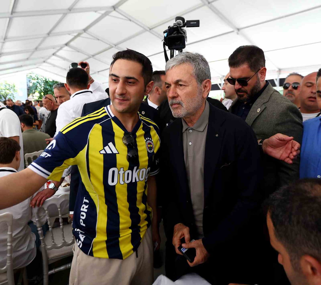FENERBAHÇE OLAĞANÜSTÜ SEÇİMLİ GENEL KURUL TOPLANTISI’NDA ESKİ SPORCULARIN YANI SIRA ÜNLÜ İSİMLER...