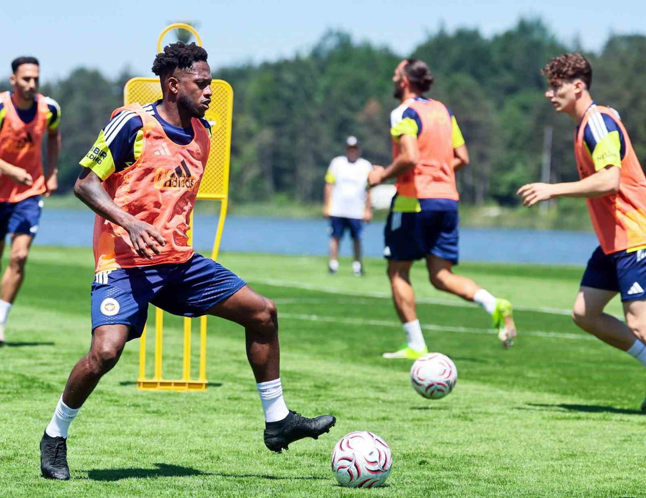 FENERBAHÇE, YENİ SEZON HAZIRLIKLARINA TOPUK YAYLASI TESİSLERİ'NDE DEVAM EDİYOR