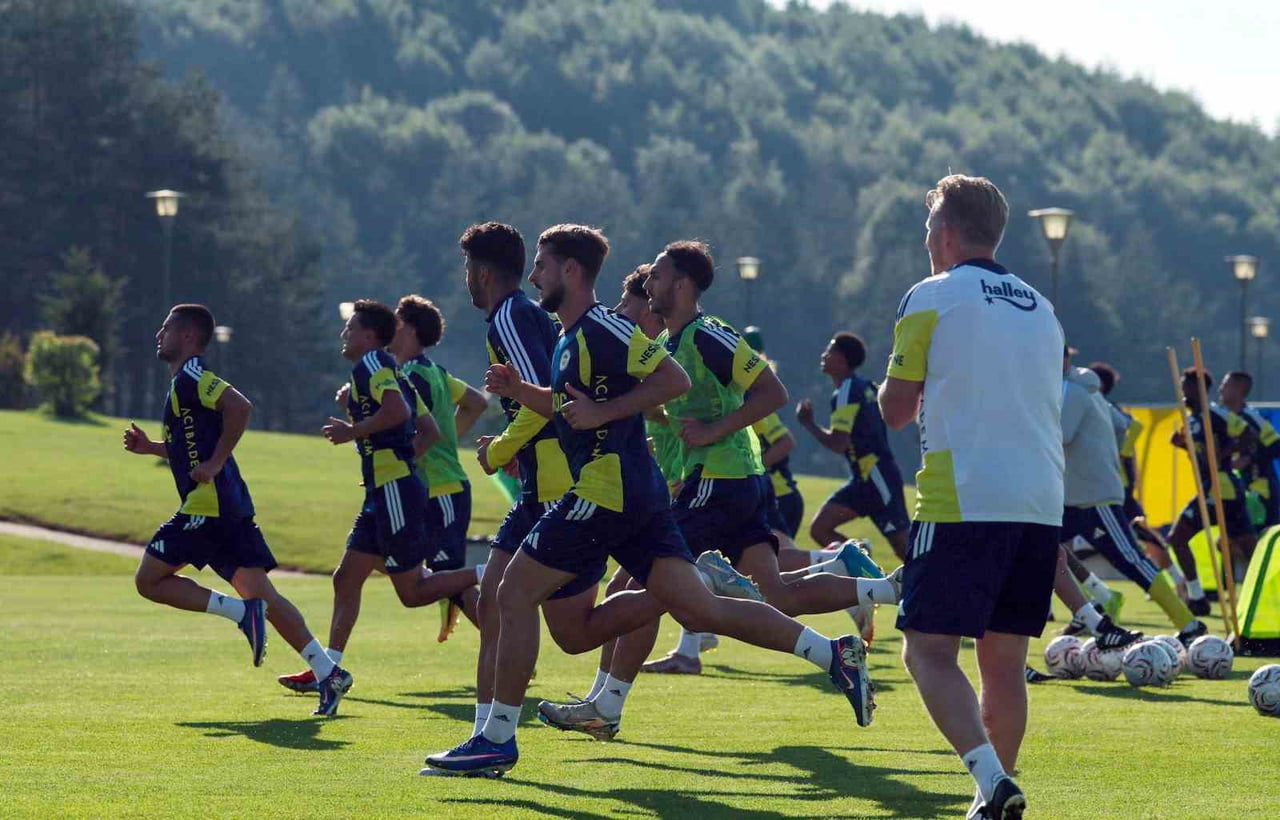 FENERBAHÇE, YENİ SEZON HAZIRLIKLARINI TOPUK YAYLASI TESİSLERİ'NDE YAPTIĞI GÜNÜN İKİNCİ...