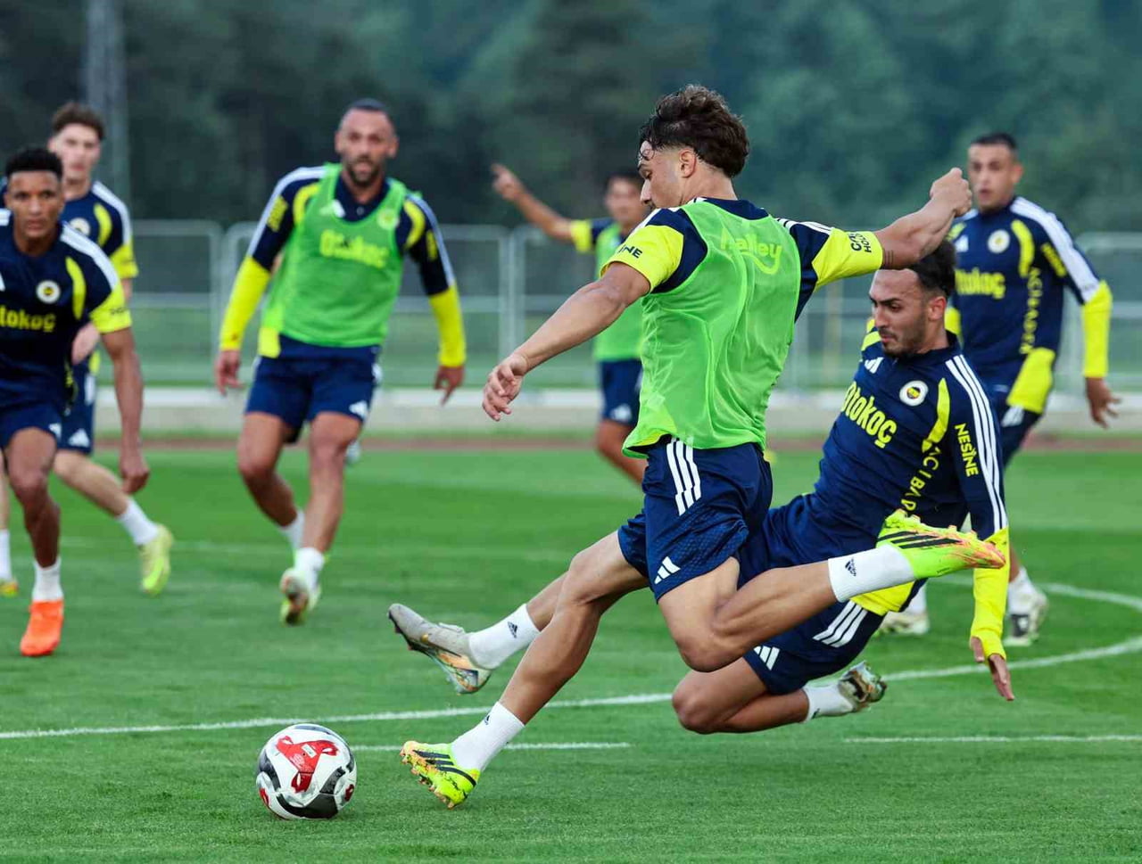 FENERBAHÇE, YENİ SEZON HAZIRLIKLARINI TOPUK YAYLASI TESİSLERİ'NDE YAPTIĞI GÜNÜN İKİNCİ...