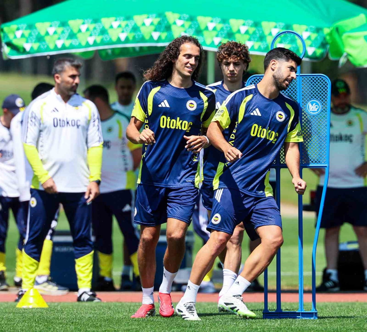 FENERBAHÇE, YENİ SEZON HAZIRLIKLARINI TOPUK YAYLASI TESİSLERİ’NDE YAPTIĞI GÜNÜN İLK ANTRENMANIYLA...