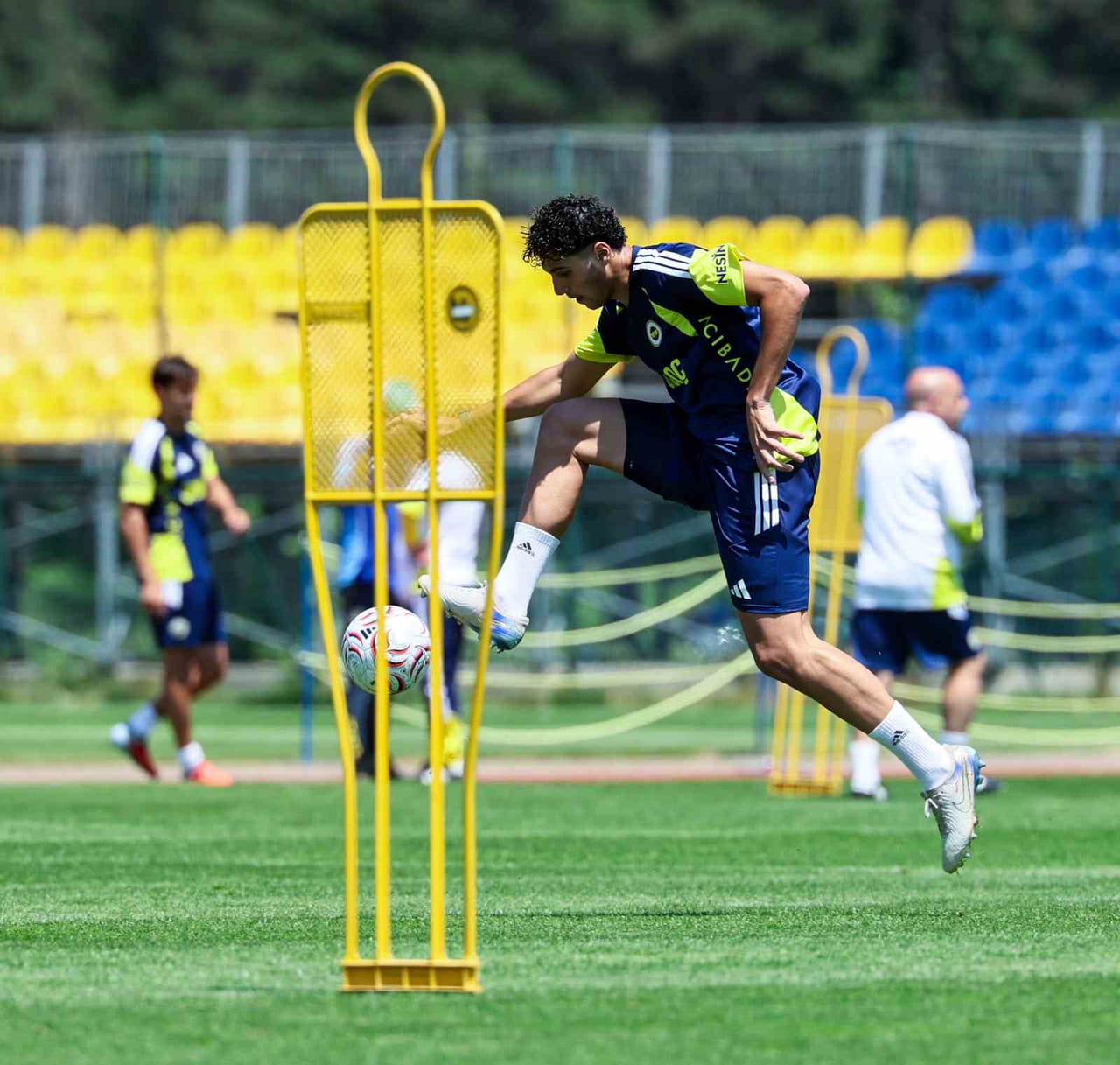 FENERBAHÇE, YENİ SEZON HAZIRLIKLARINI TOPUK YAYLASI TESİSLERİ’NDE YAPTIĞI GÜNÜN İLK ANTRENMANIYLA...