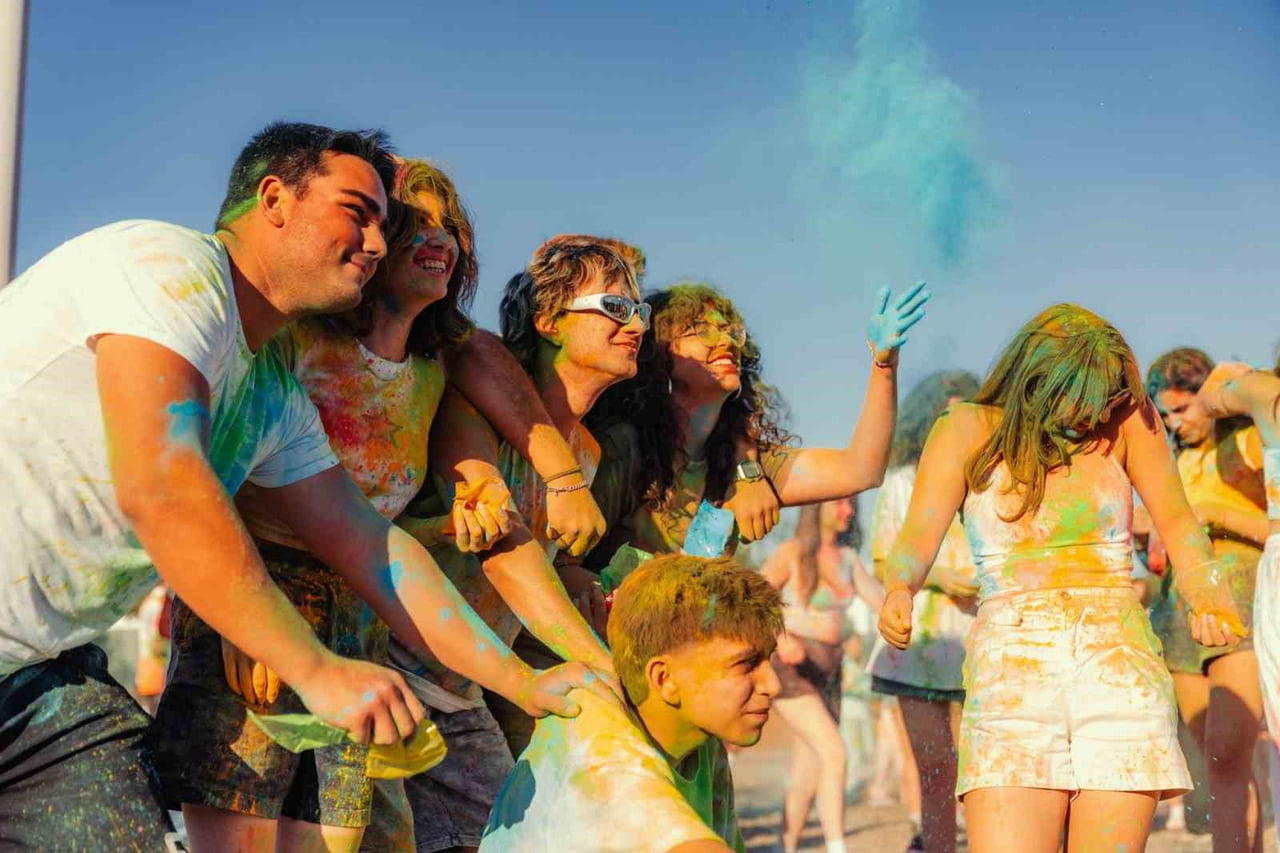 FESTİVAL KAPSAMINDA DÜZENLENEN COLOR FEST ETKİNLİĞİ DE ŞENLİĞE RENK KATTI. KATILIMCILAR MÜZİK...