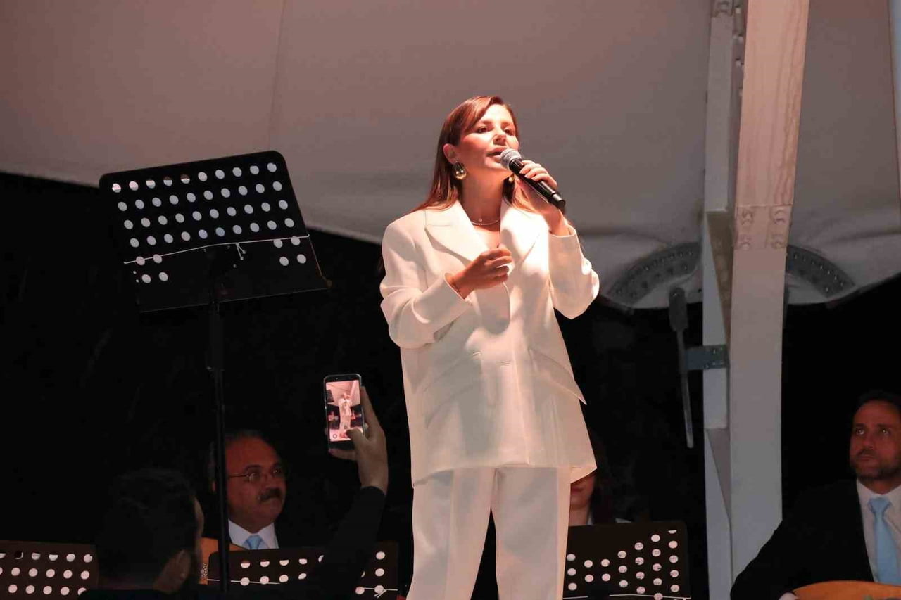 FESTİVAL KAPSAMINDA GERÇEKLEŞTİRİLEN KONSER PROGRAMINDA SEVİLEN SANATÇI MERVE ÖZBEY SAHNE ALIRKEN...