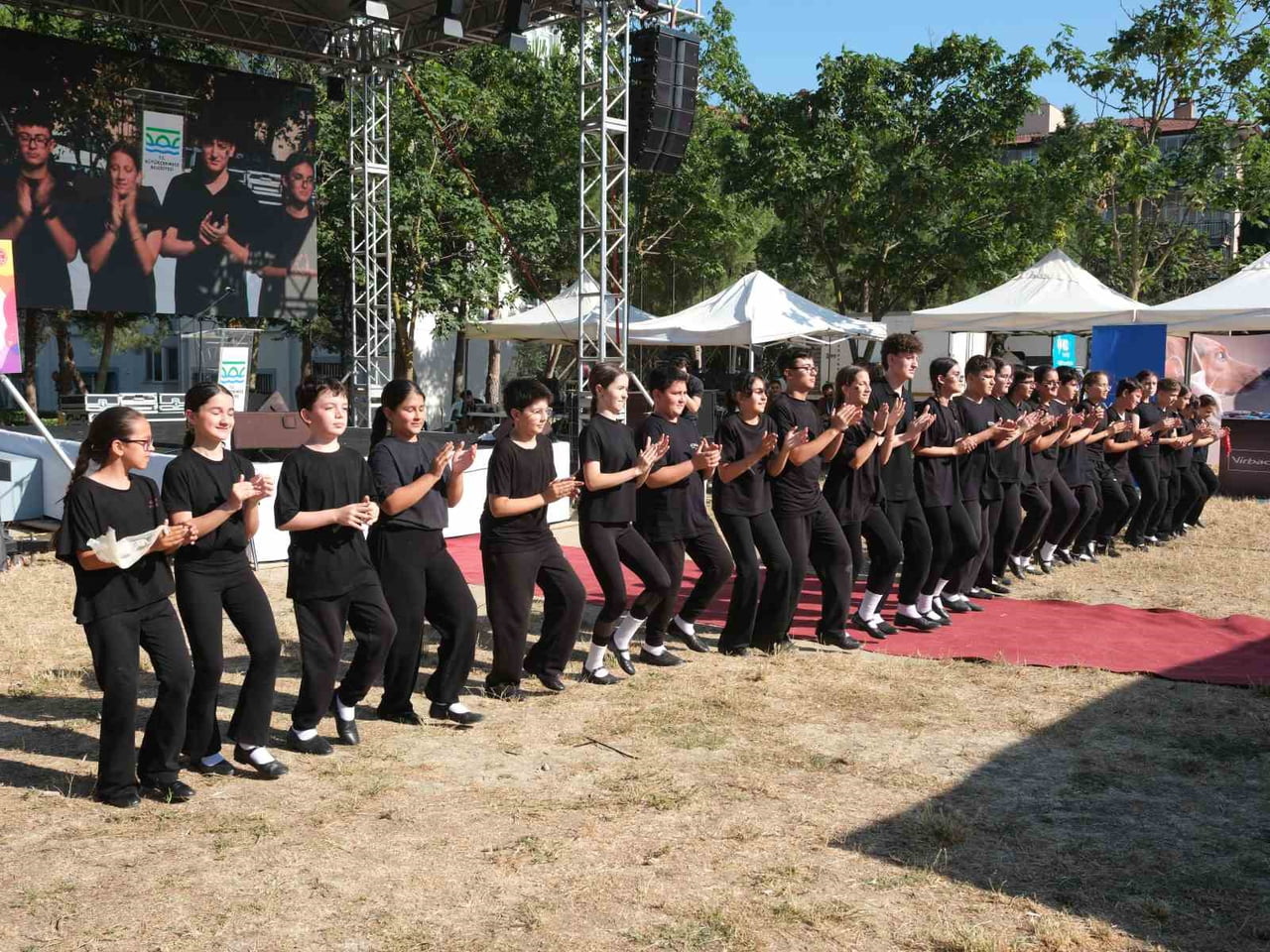 FESTİVALDE OYUN OYNAYANLAR