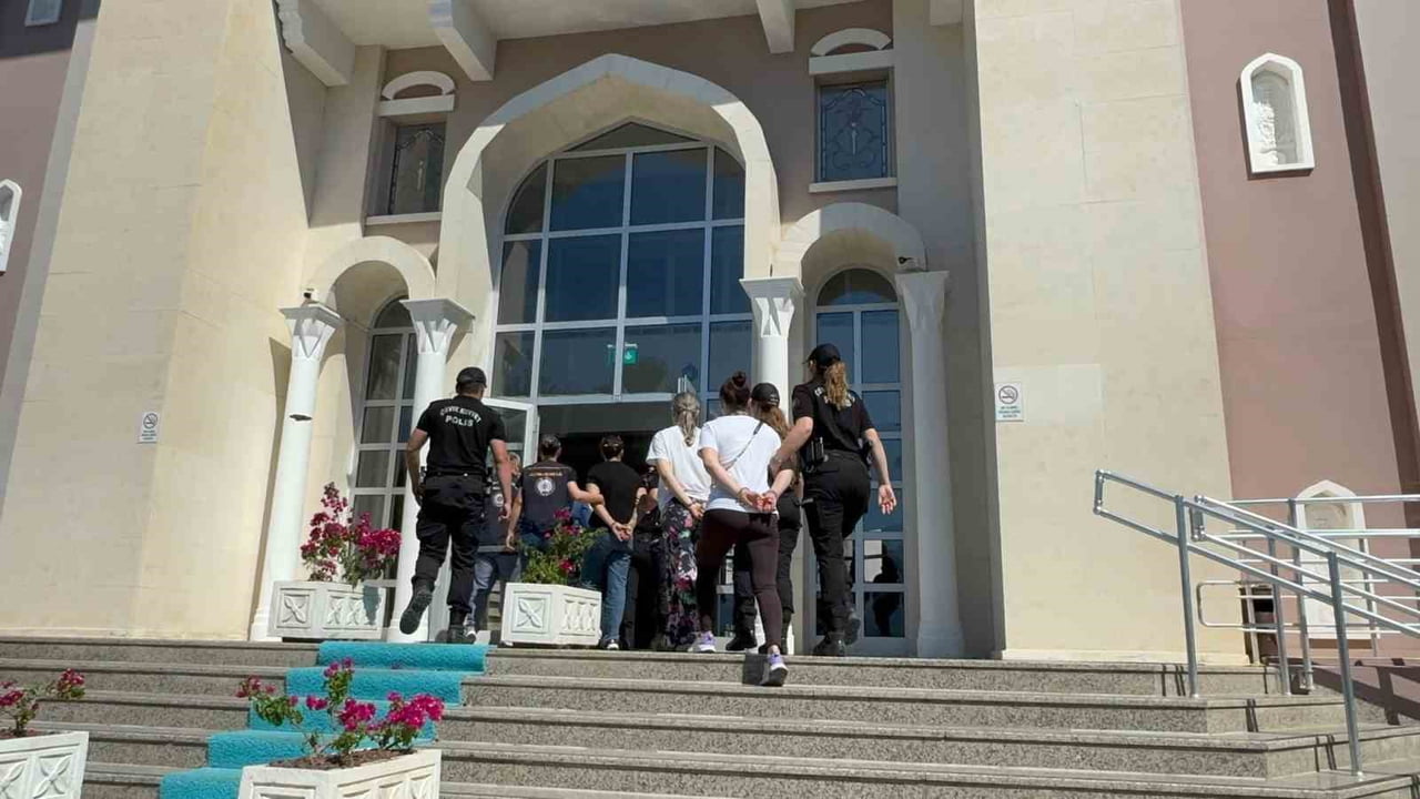 FETHİYE’DEKİ GÖÇMEN KAÇAKÇILIĞI OPERASYONUNDA 9 TUTUKLAMA