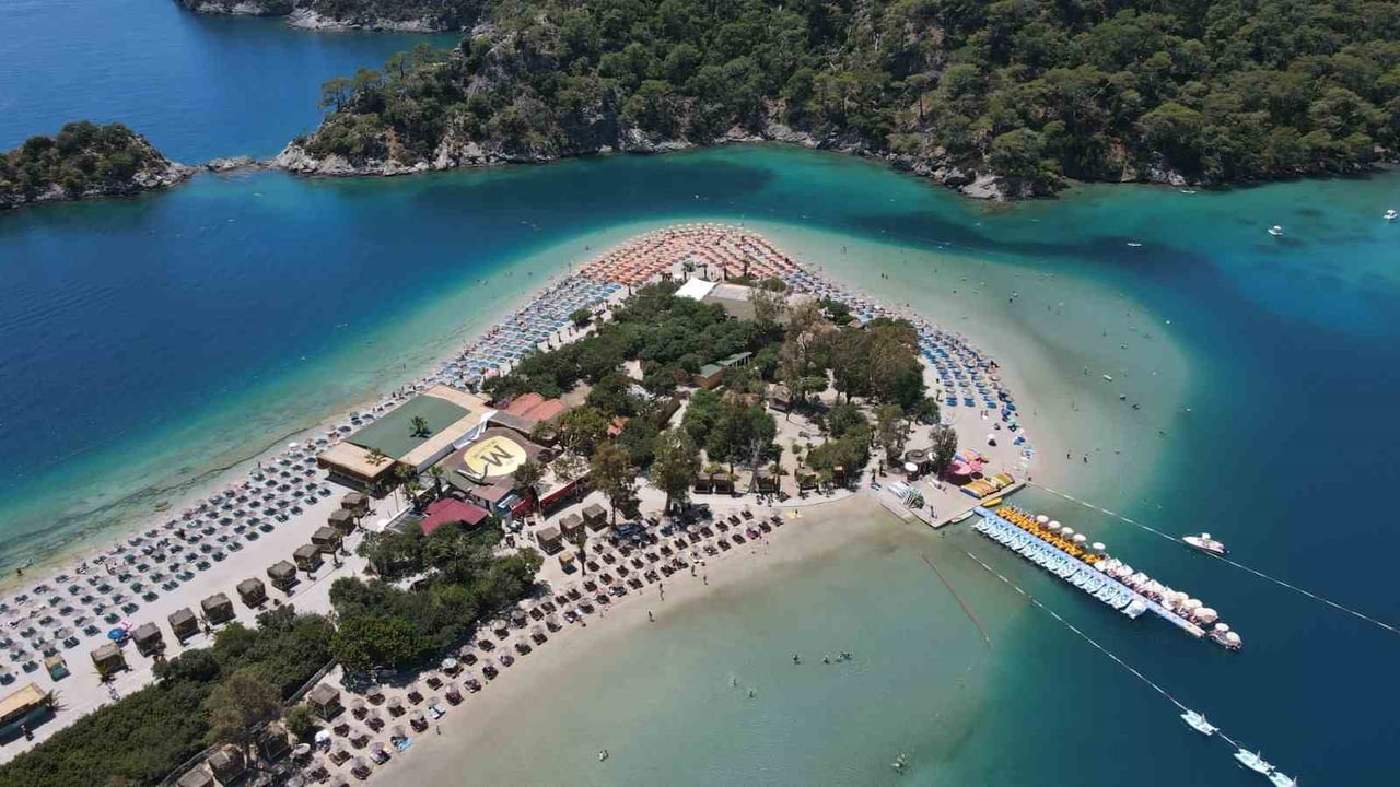 FETHİYE’NİN GÖZDE PLAJINA BAYRAMDA 18 BİN 870 ZİYARETÇİ