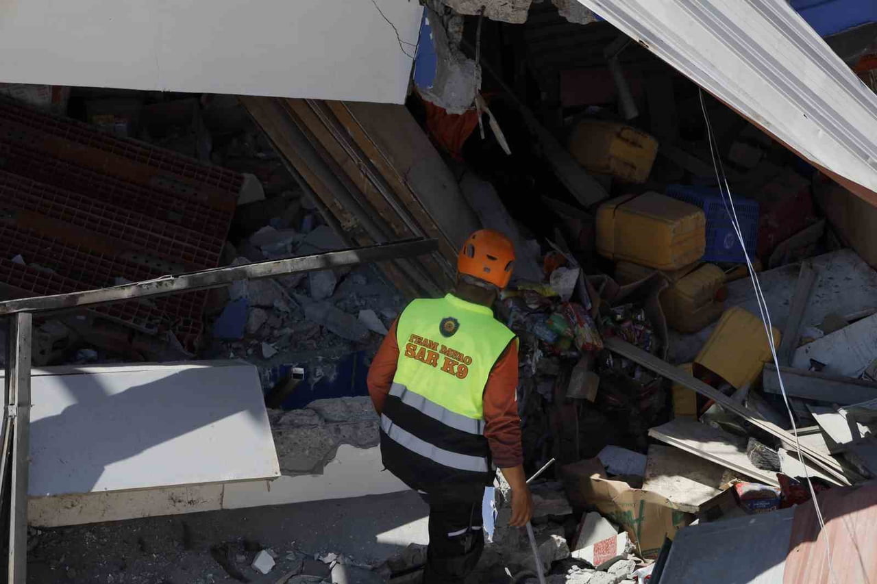 FİLİPİNLER'DE MEYDANA GELEN 7.8 BÜYÜKLÜĞÜNDEKİ DEPREMDE CAN KAYBI 37’YE YÜKSELDİ.