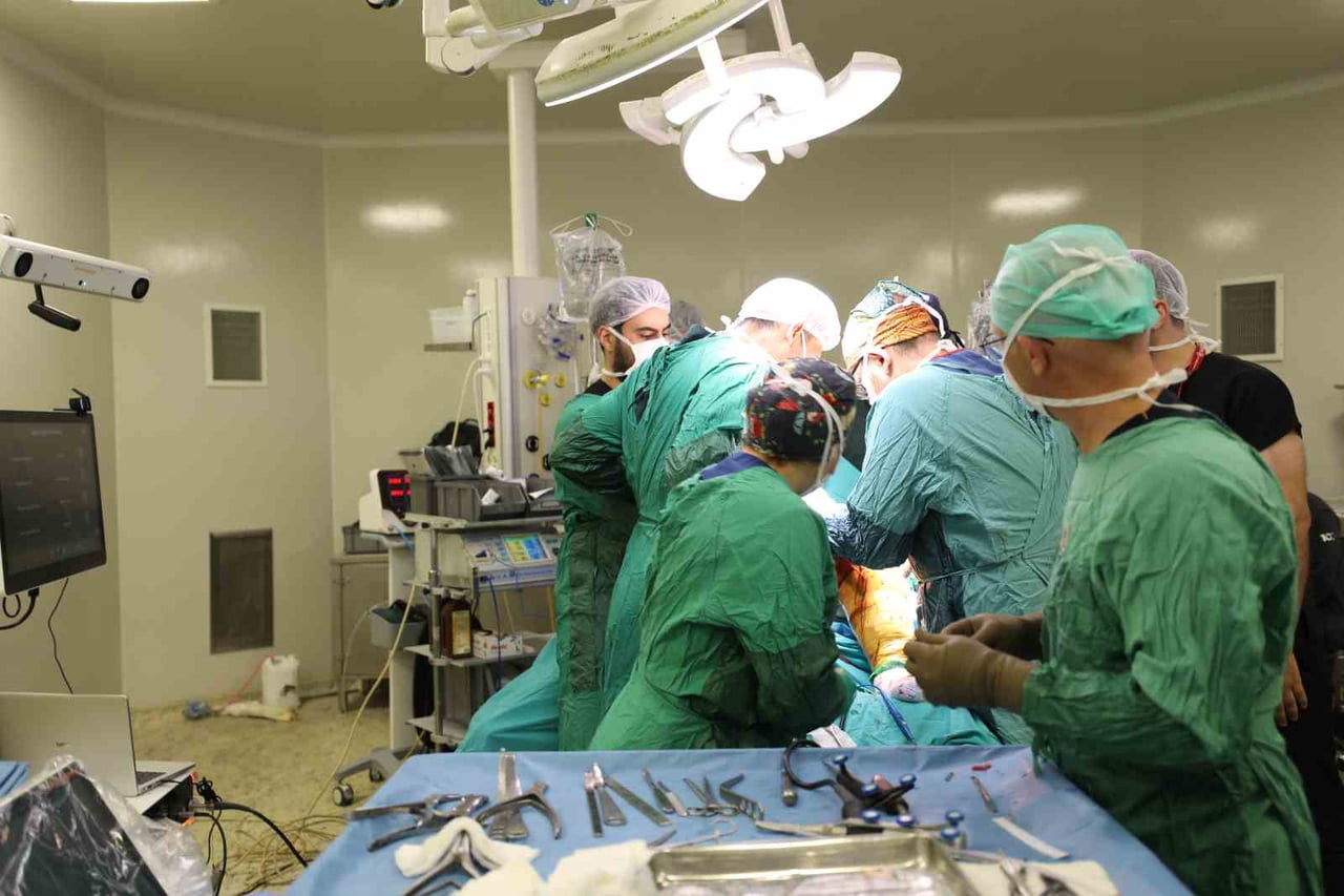 FIRAT ÜNİVERSİTESİ HASTANESİ ORTOPEDİ VE TRAVMATOLOJİ KLİNİĞİ’NDE İLK DEFA ROBOTİK DİZ PROTEZİ...