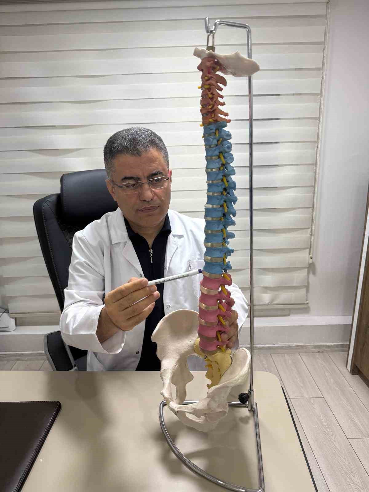 FİZİKSEL TIP VE REHABİLİTASYON UZMANI PROF. DR. İRFAN KOCA:  "BEL FITIĞI ARTIK GENÇLERİN DE...