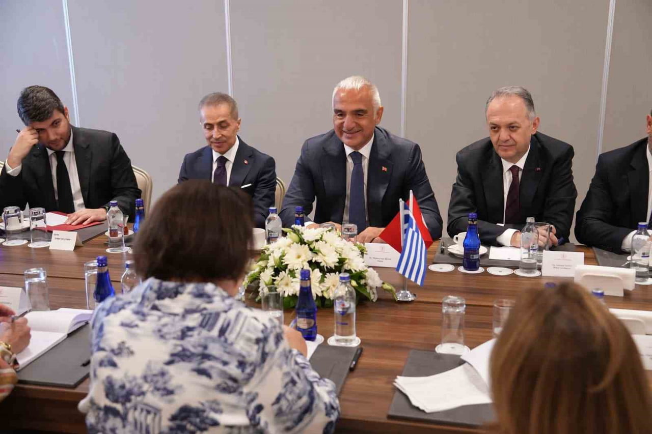FORUM ÖNCESİNDE BAKAN ERSOY İLE BAKAN MENDONİ BİR ARAYA GELEREK İKİLİ GÖRÜŞME...