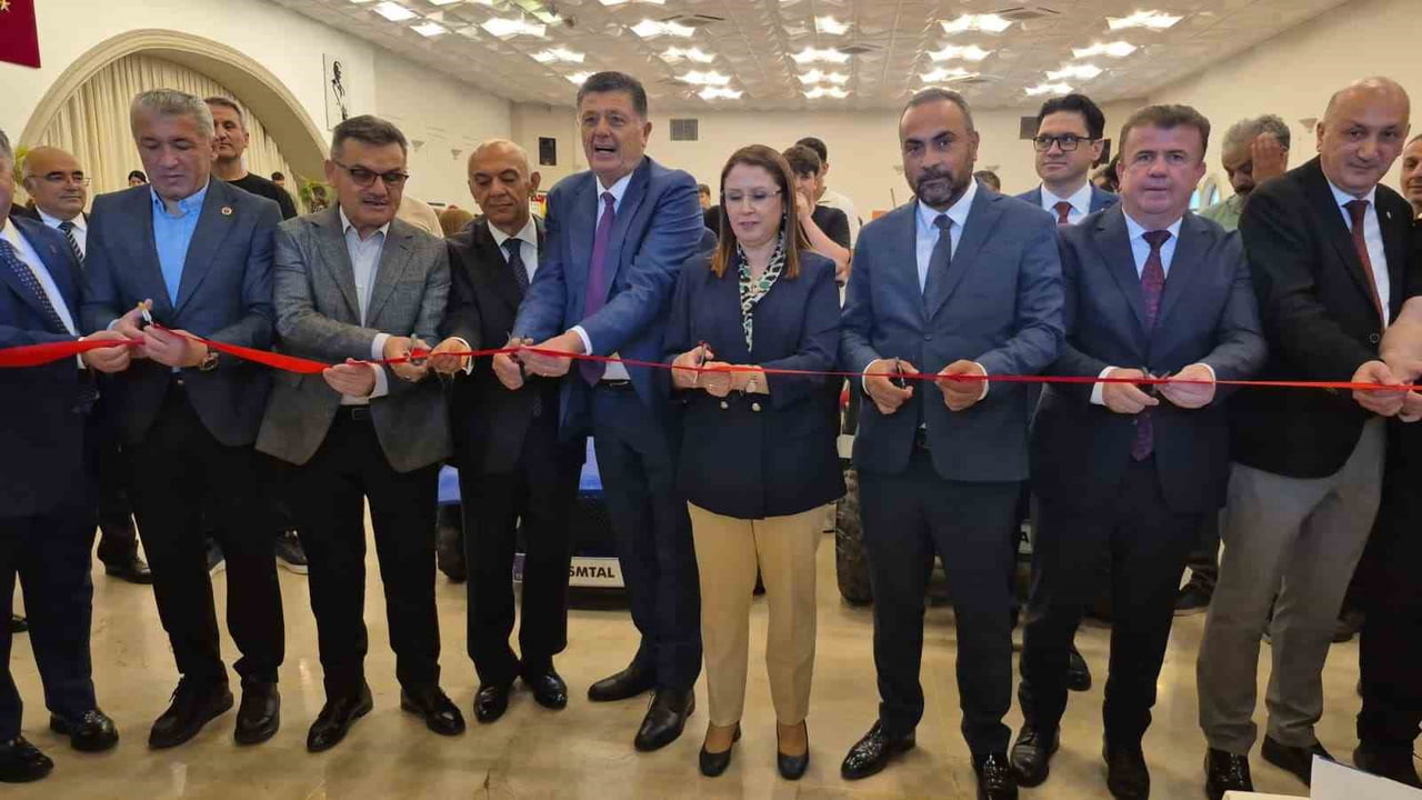 FUARIN AÇILIŞ KURDELASI VALİ NURTAÇ ARSLAN VE BERABERİNDEKİ İL PROTOKOLÜ TARAFINDAN...