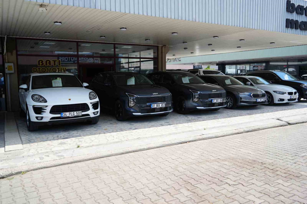 GALERİDEKİ ARABALAR