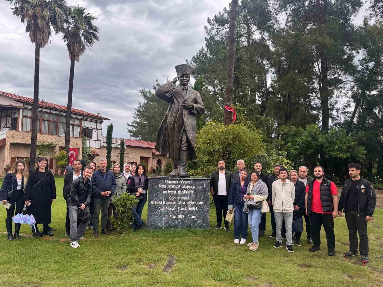 GAZETECİLİK BÖLÜM BAŞKANI DOÇ. DR. KENAN ATEŞGÖZ İLE DOÇ. DR. SEVDA ÜNAL, ÖĞRETİM ÜYELERİ DOÇ. DR....