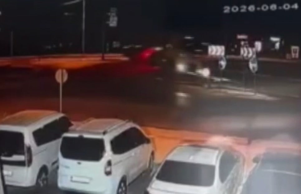 GAZİANTEP'İN İSLAHİYE İLÇESİNDE KAVŞAKTA KONTROLDEN ÇIKAN ARPA YÜKLÜ TIRIN DEVRİLME ANI GÜVENLİK...