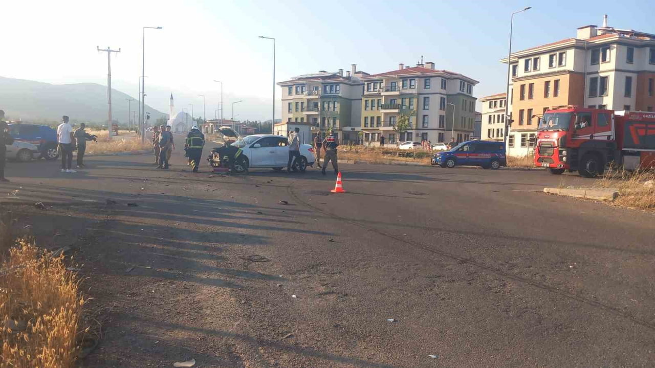 GAZİANTEP'İN İSLAHİYE İLÇESİNDE OTOMOBİL İLE HAFİF TİCARİ ARACIN ÇARPIŞMASI SONUCU 2'Sİ AĞIR 6...