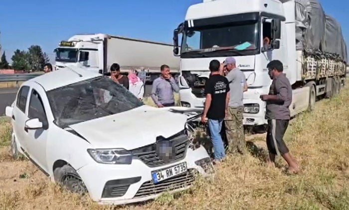 GAZİANTEP'İN KARKAMIŞ İLÇESİNDE YKS'NİN İLK OTURUMUNA YETİŞMEK İSTERKEN, TIR İLE OTOMOBİLİN...