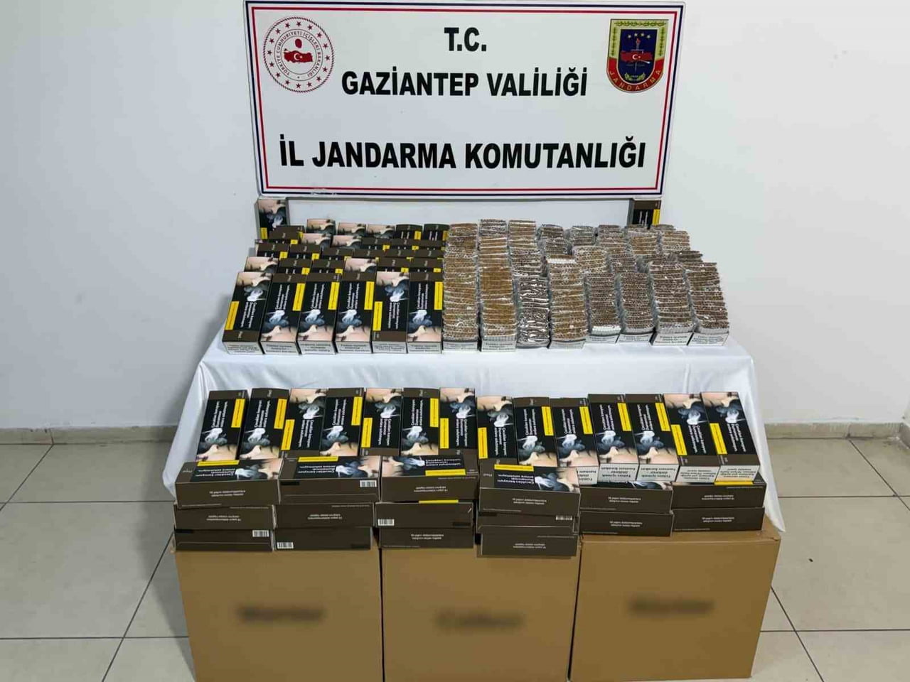 GAZİANTEP'TE 2 AYRI İŞ YERİNE YAPILAN OPERASYONDA 2 MİLYON 100 BİN TL DEĞERİNDE GÜMRÜK KAÇAĞI EŞYA...