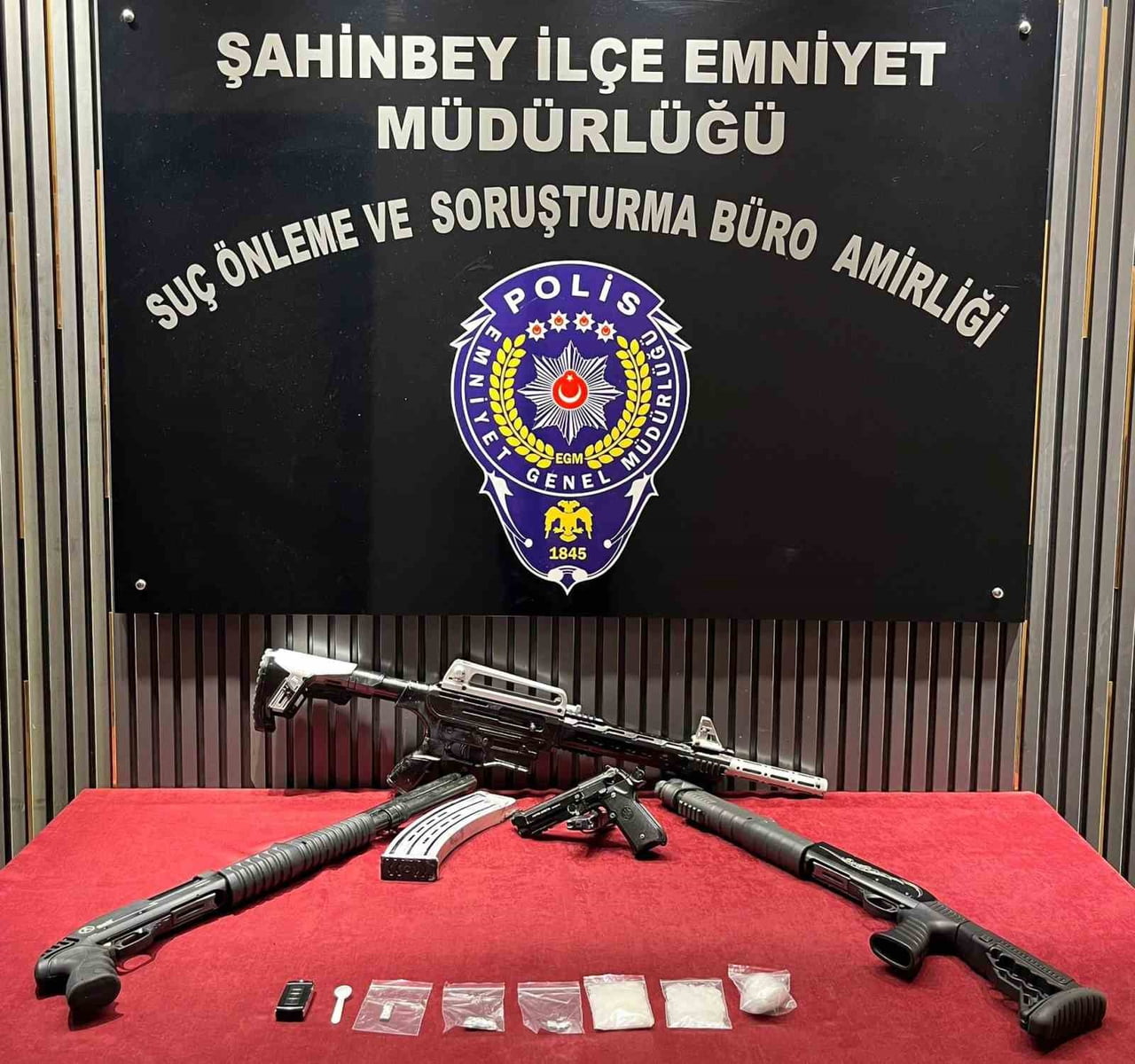 GAZİANTEP'TE 4 AFET RUHSATSIZ SİLAH ELE GEÇİRİLDİ: 2 GÖZALTI