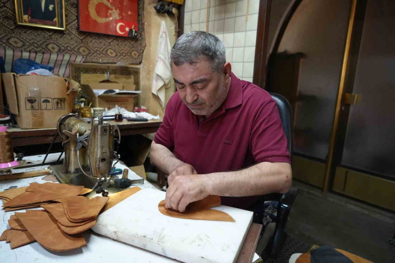 GAZİANTEP'TE 9 YAŞINDAN BU YANA AYAKKABI SEKTÖRÜNDE ÇALIŞAN 54 YAŞINDAKİ SAYA USTASI ARİF ERİŞ, 12...