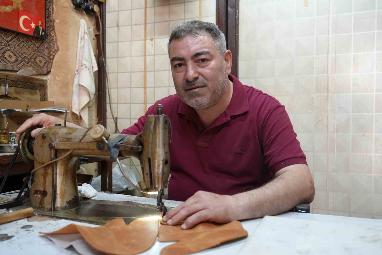 GAZİANTEP'TE 9 YAŞINDAN BU YANA AYAKKABI SEKTÖRÜNDE ÇALIŞAN 54 YAŞINDAKİ SAYA USTASI ARİF ERİŞ, 12...