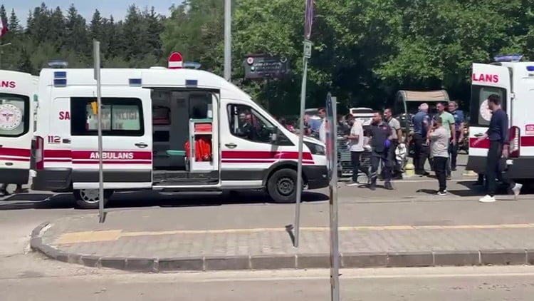 GAZİANTEP'TE ADLİYE YERLEŞKESİNDEKİ CEZAEVİ ÖNÜNDE GÖRÜŞ İÇİN BEKLEYEN 2 ŞAHIS, YANLARINA GELEN...