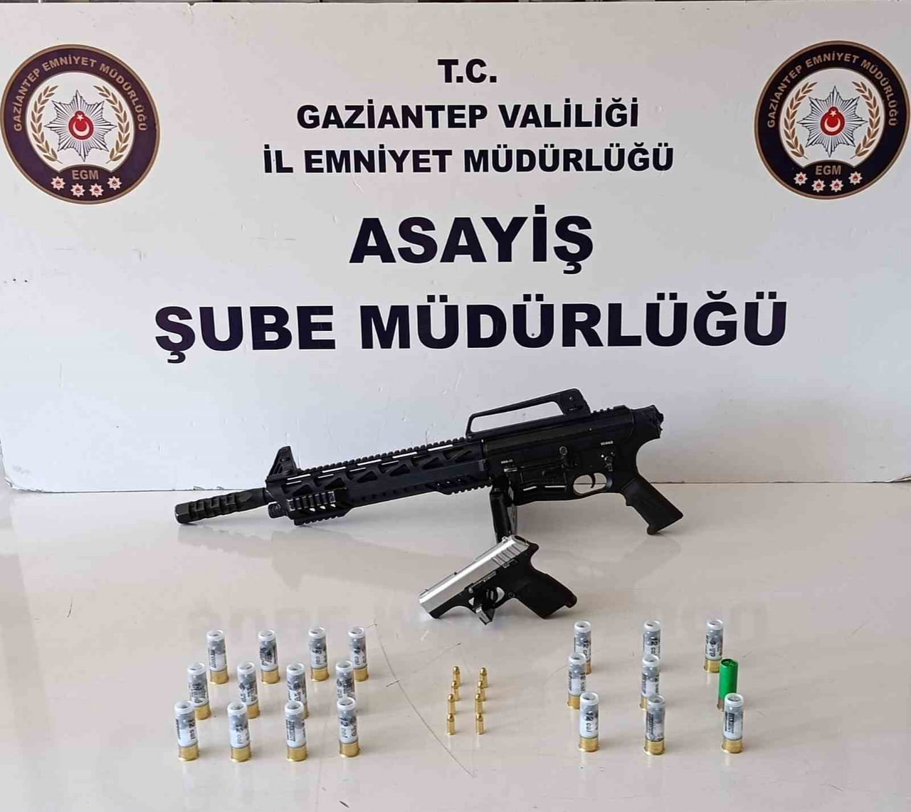 GAZİANTEP'TE BİR ARACA SİLAHLA ATEŞ EDEN ŞÜPHELİ OLAYDA KULLANDIĞI TABANCA VE TÜFEK İLE BİRLİKTE...