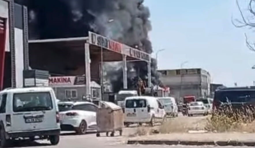 GAZİANTEP'TE BİR İŞ YERİNDE YANGIN ÇIKTI. YOĞUN DUMANIN ÇIKTIĞI YANGINA İTFAİYE EKİPLERİNİN...