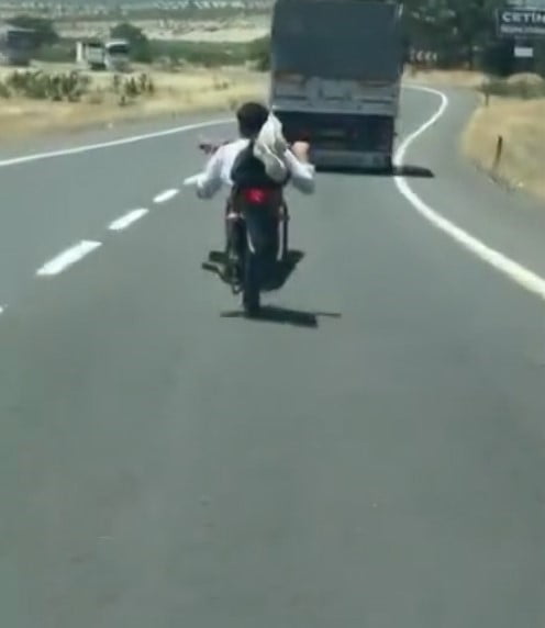 GAZİANTEP'TE BİR SÜRÜCÜ, KULLANDIĞI MOTOSİKLETİN ÜZERİNE UZANARAK TRAFİKTE SEYRETTİ....