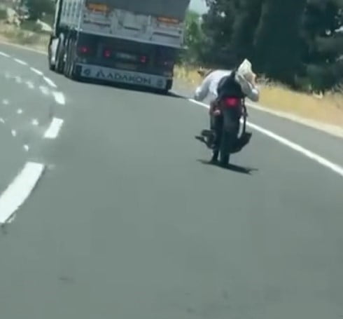 GAZİANTEP'TE BİR SÜRÜCÜ, KULLANDIĞI MOTOSİKLETİN ÜZERİNE UZANARAK TRAFİKTE SEYRETTİ....