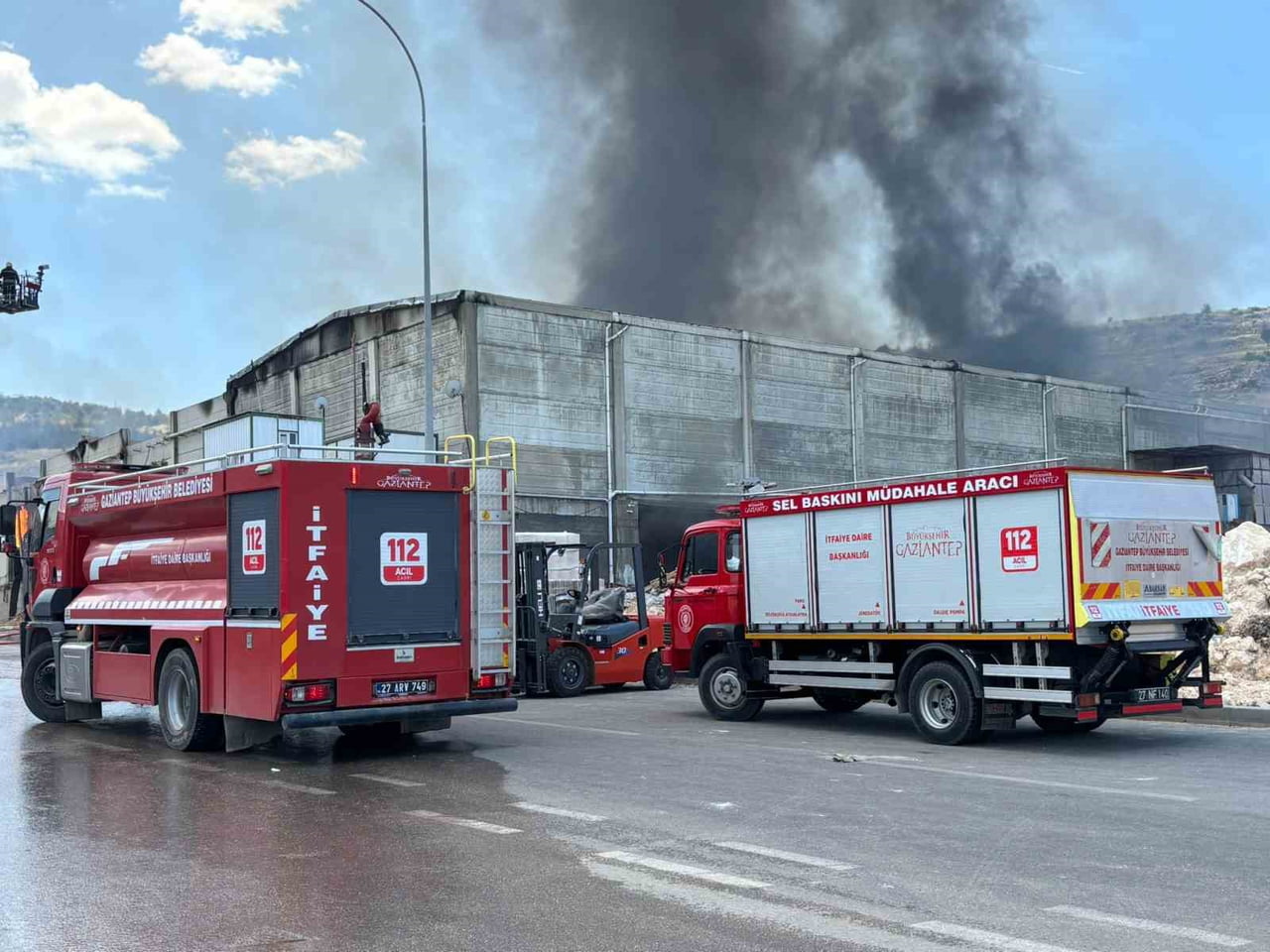 GAZİANTEP'TE BİR TEKSTİL FABRİKASINDA ÇIKAN VE KISA SÜREDE BÜYÜYEN YANGIN KONTROL ALTINA...
