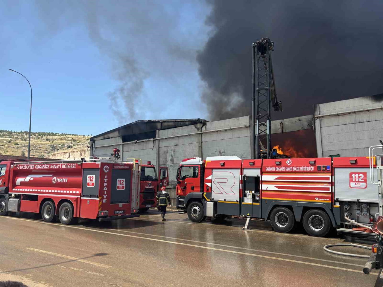 GAZİANTEP'TE BİR TEKSTİL FABRİKASINDA ÇIKAN VE KISA SÜREDE BÜYÜYEN YANGINA MÜDAHALE...