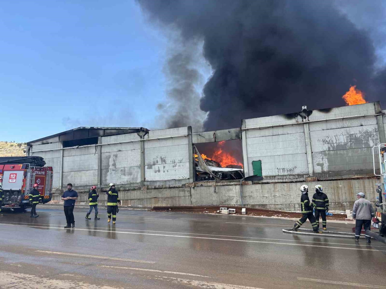 GAZİANTEP'TE BİR TEKSTİL FABRİKASINDA ÇIKAN VE KISA SÜREDE BÜYÜYEN YANGINA MÜDAHALE...