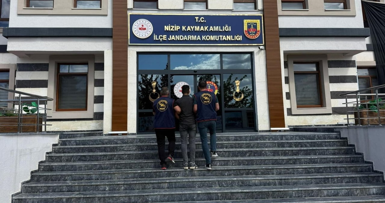 GAZİANTEP'TE ÇEŞİTLİ SUÇLARDAN 12'ŞER YIL KESİNLEŞMİŞ HAPİS CEZALARI BULUNAN 2 ŞÜPHELİ, JANDARMA...