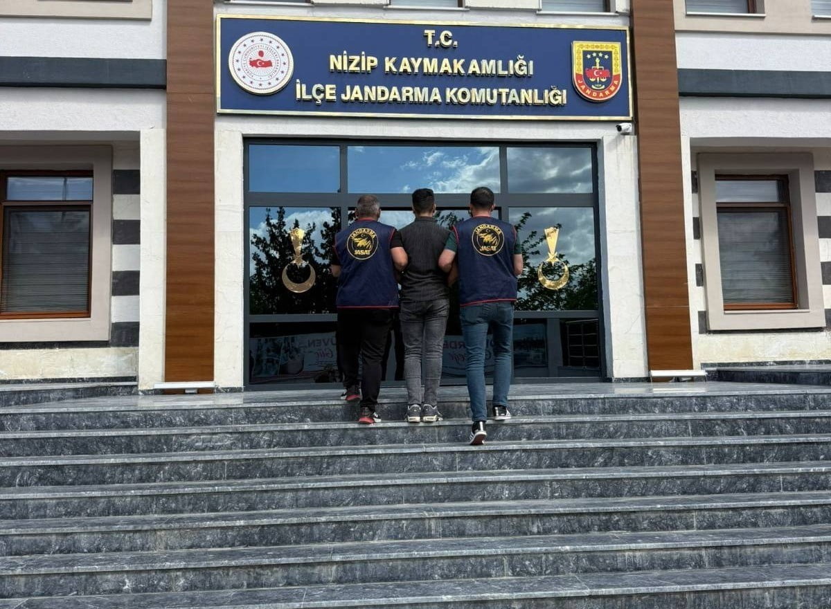 GAZİANTEP'TE ÇEŞİTLİ SUÇLARDAN 12'ŞER YIL KESİNLEŞMİŞ HAPİS CEZALARI BULUNAN 2 ŞÜPHELİ, JANDARMA...