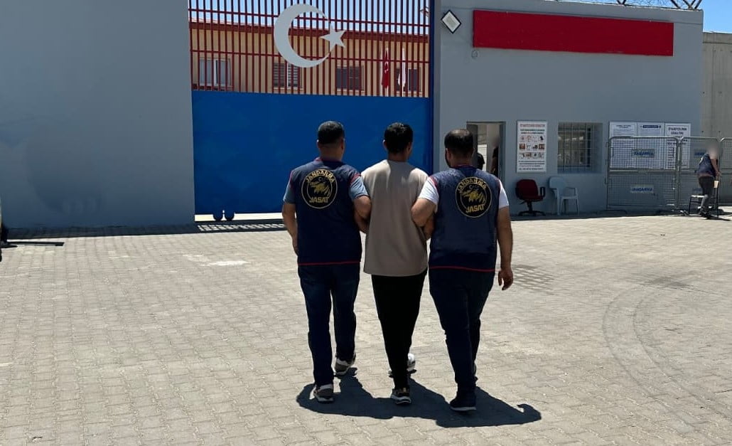 GAZİANTEP'TE ÇEŞİTLİ SUÇLARDAN ARANAN VE KESİNLEŞMİŞ HAPİS CEZASI BULUNAN 5 ŞÜPHELİ, JANDARMA...
