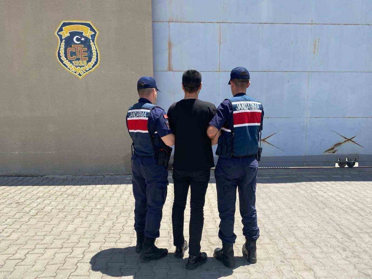 GAZİANTEP'TE ÇEŞİTLİ SUÇLARDAN ARANAN VE KESİNLEŞMİŞ HAPİS CEZASI BULUNAN 5 ŞÜPHELİ, JANDARMA...