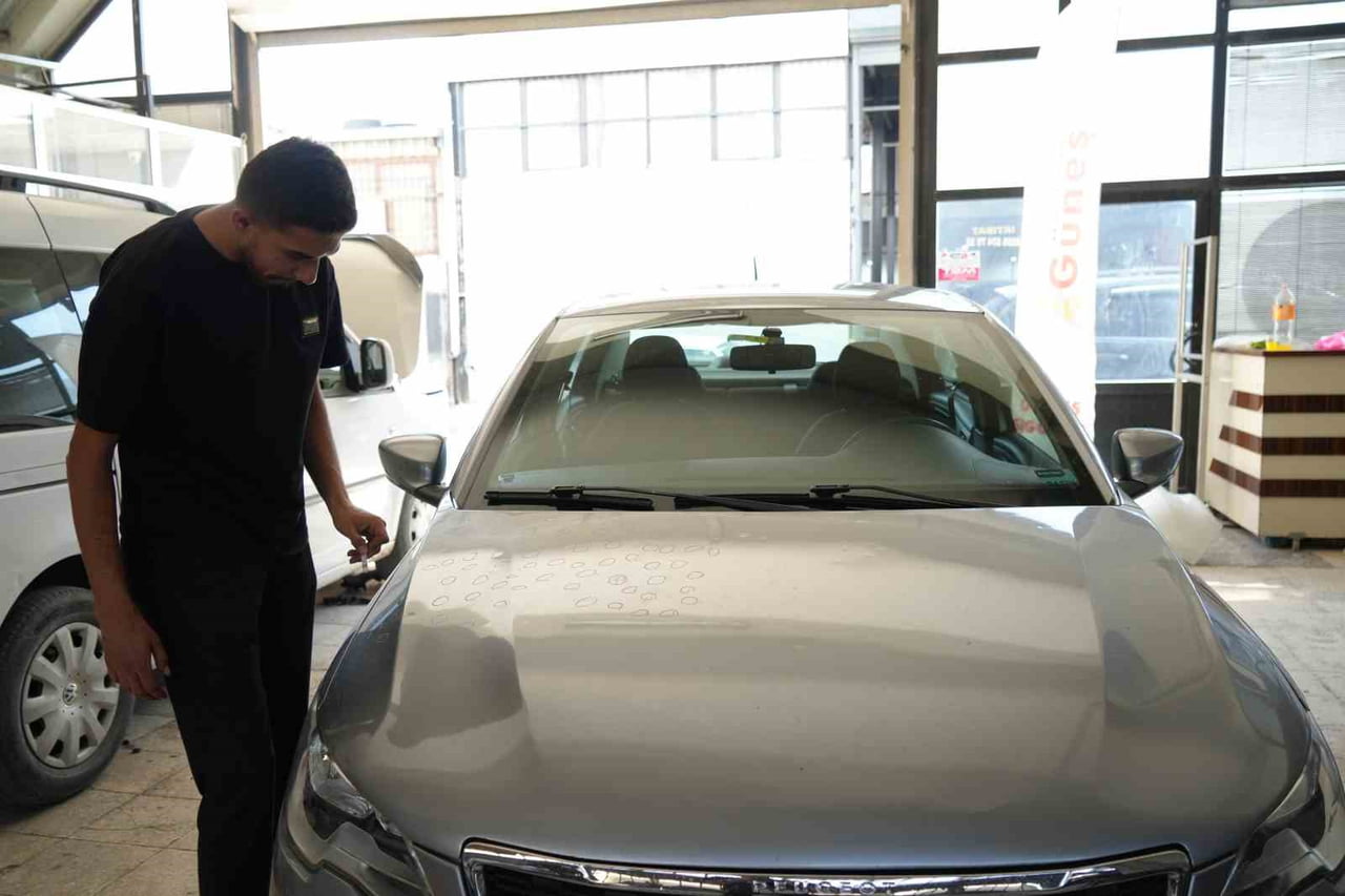 GAZİANTEP'TE ETKİLİ OLAN CEVİZ BÜYÜKLÜĞÜNDEKİ DOLU YAĞIŞINDA HASAR GÖREN ARAÇLAR İÇİN OTO SANAYİDE...