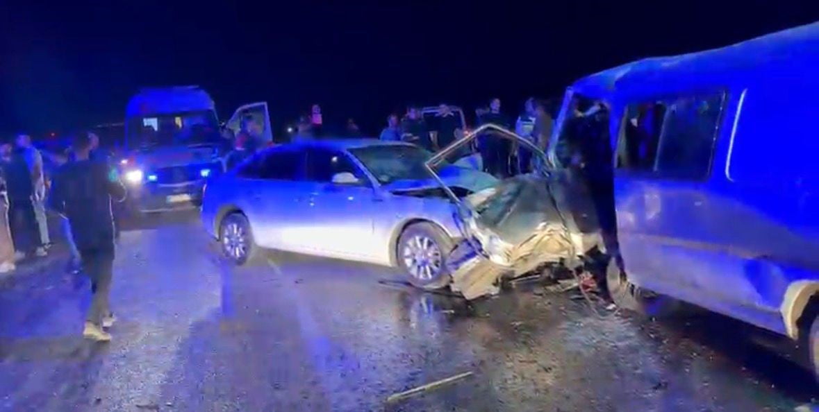 GAZİANTEP'TE GECE SAATLERİNDE 2 ARACIN KAFA KAFAYA ÇARPIŞMASI SONUCU MEYDANA GELEN TRAFİK...