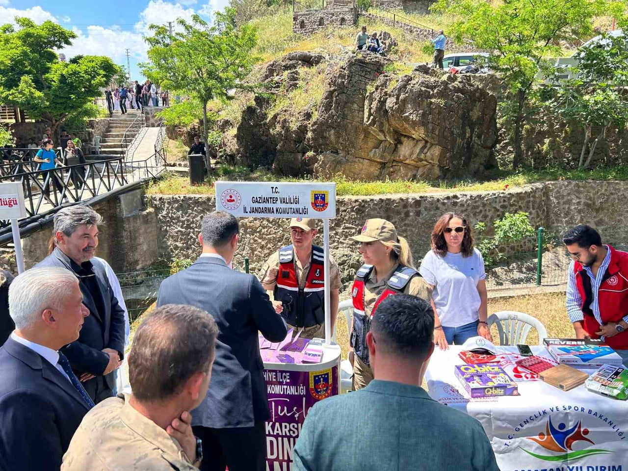 GAZİANTEP'TE JANDARMA EKİPLERİ, 745 KADINA KADIN ACİL DESTEK (KADES) UYGULAMASI HAKKINDA...