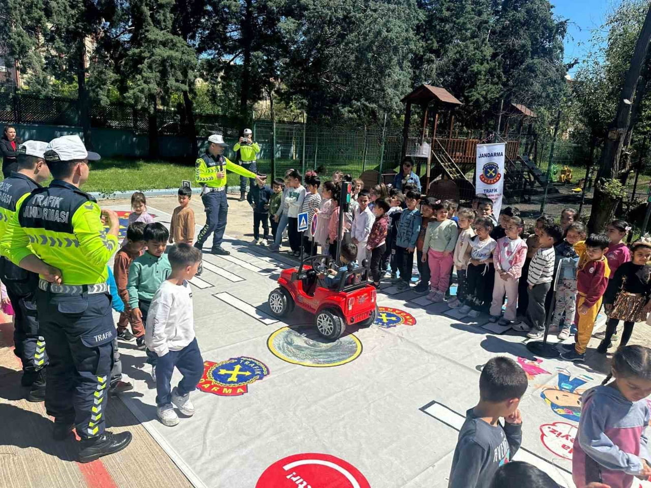 GAZİANTEP'TE JANDARMA EKİPLERİNCE 85 ÖĞRENCİYE JANDARMA MOBİL TRAFİK EĞİTİM ARACI İLE TRAFİK...