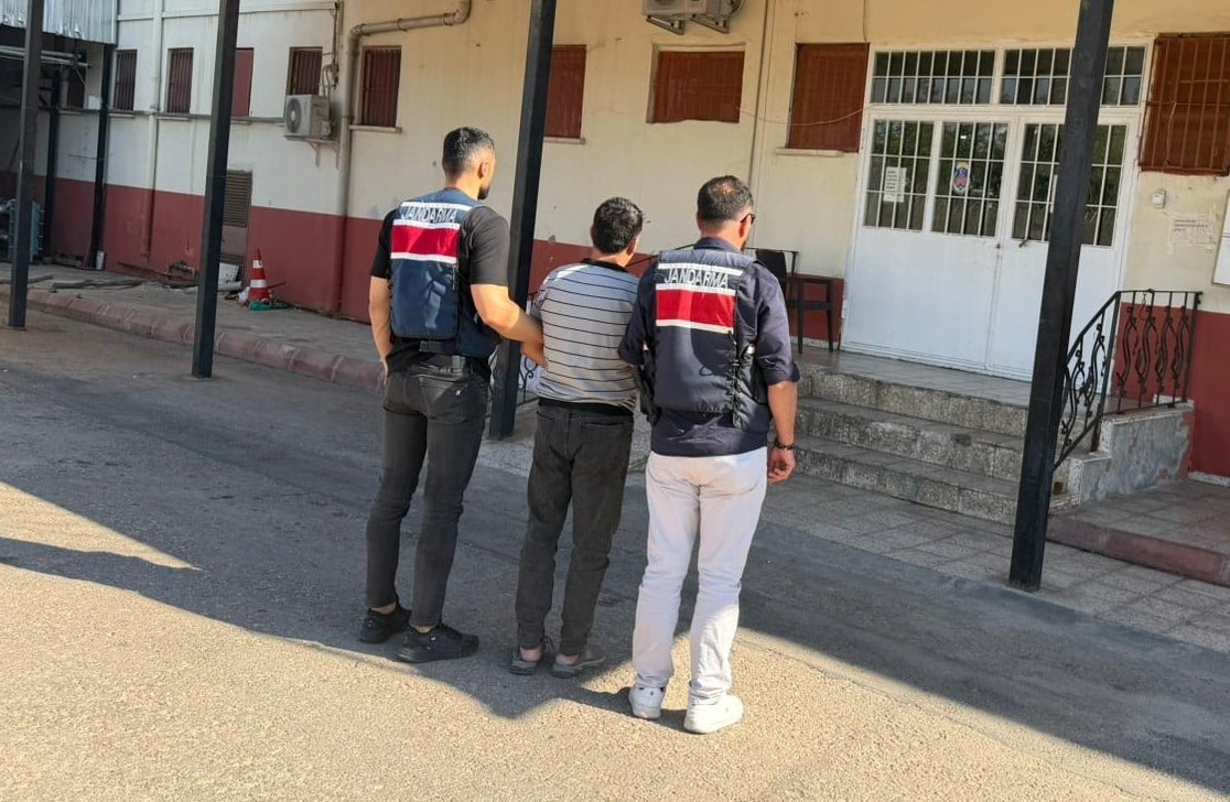 GAZİANTEP'TE JANDARMA EKİPLERİNCE YAPILAN GÖÇMEN KAÇAKÇILIĞI OPERASYONUNDA 3 DÜZENSİZ GÖÇMEN İLE 2...