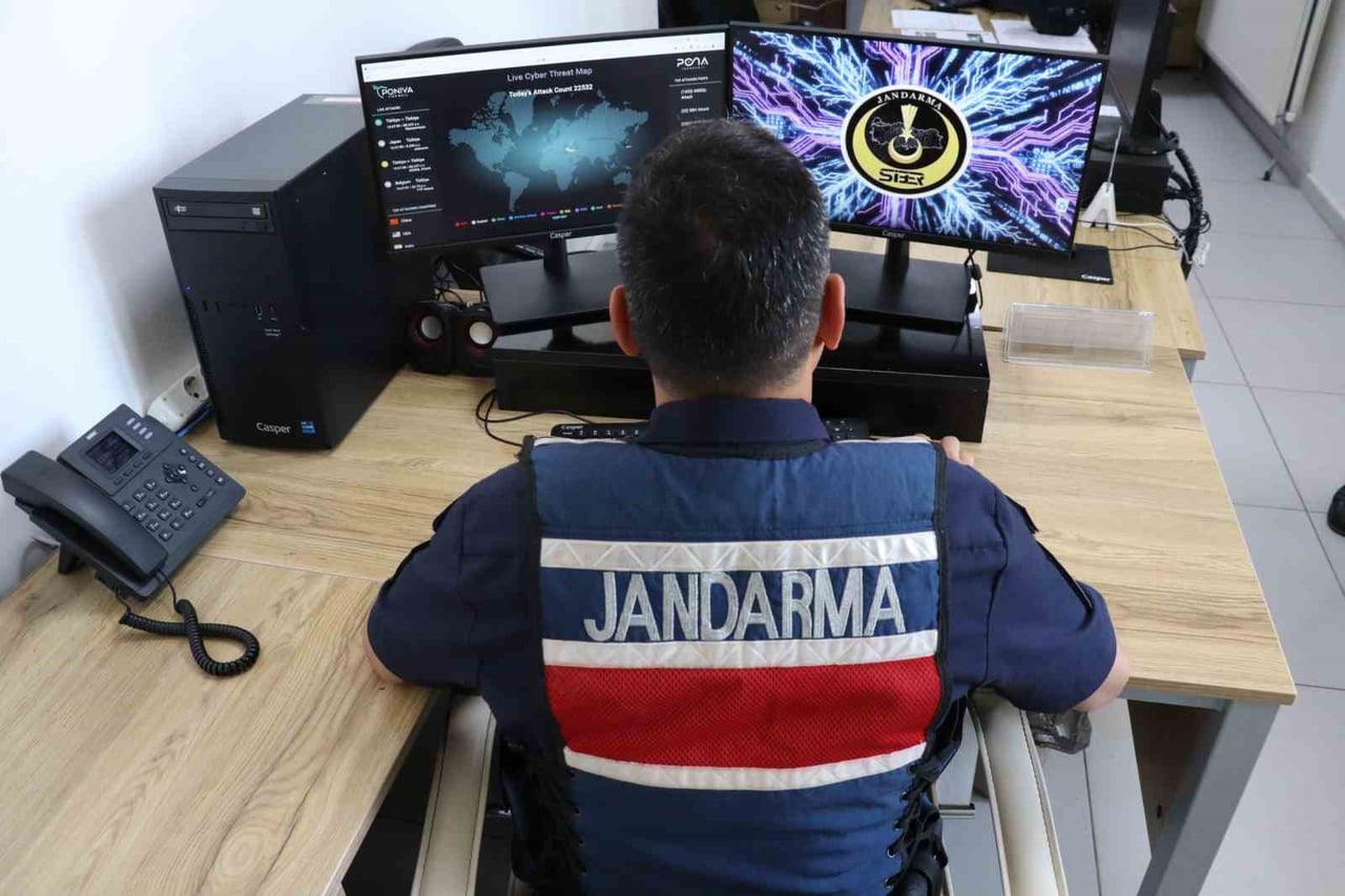 GAZİANTEP'TE JANDARMA EKİPLERİNİN SİBER DOLANDIRICILIK OLAYLARININ ÖNLENMESİNE YÖNELİK...