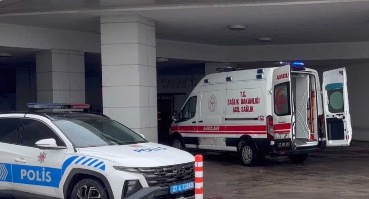 GAZİANTEP'TE KARNE TÖRENİ SONRASI OKULDAN ÇIKAN ÖĞRENCİLER ARASINDA ÇIKAN KAVGADA 12'İNCİ SINIF...
