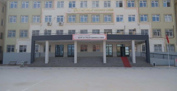 GAZİANTEP'TE KARNE TÖRENİ SONRASI OKULDAN ÇIKAN ÖĞRENCİLER ARASINDA ÇIKAN KAVGADA 12'İNCİ SINIF...