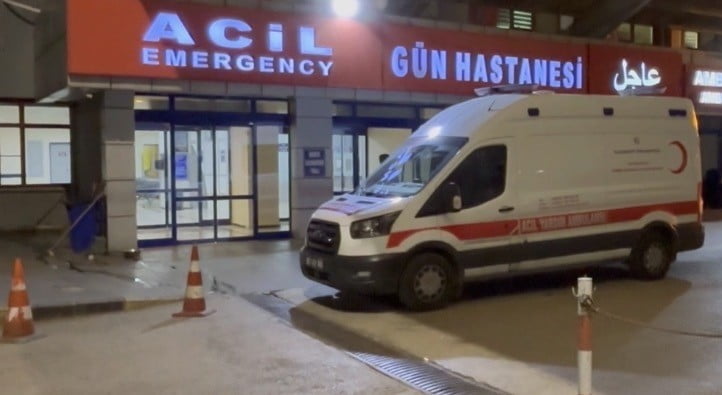 GAZİANTEP'TE KAVŞAKTA MENDİL SATARKEN BIÇAKLANAN ŞAHIS HAYATINI KAYBETTİ