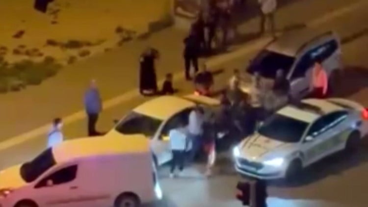GAZİANTEP'TE KAZA SONRASI İKİ GRUP ARASINDA TRAFİKTE BAŞLAYAN TARTIŞMA KISA SÜREDE KAVGAYA...