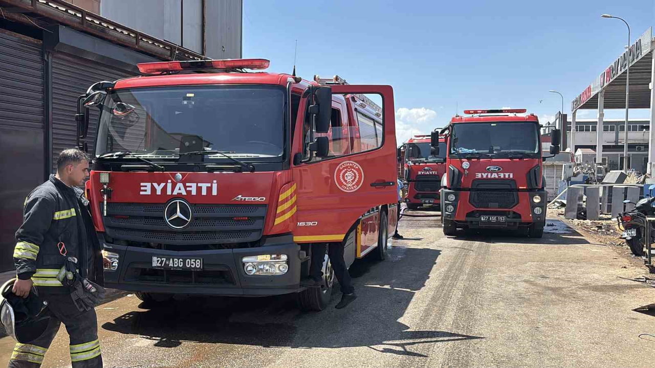 GAZİANTEP'TE KORKUTAN İŞ YERİ YANGINI SÖNDÜRÜLDÜ
